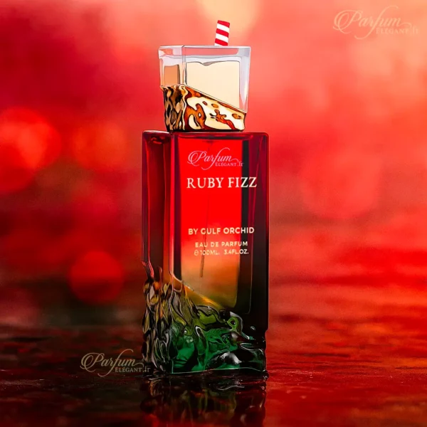 Flacon Ruby Fizz posé sur fond clair avec effet fruit rouge et bulles