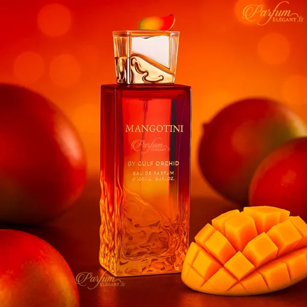 Flacon orange du parfum Mangotini posé sur fond tropical avec mangues fraîches