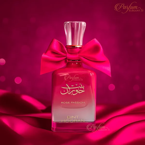 Flacon Bint Hooran Rose Passion posé sur fond clair avec packaging rose et doré