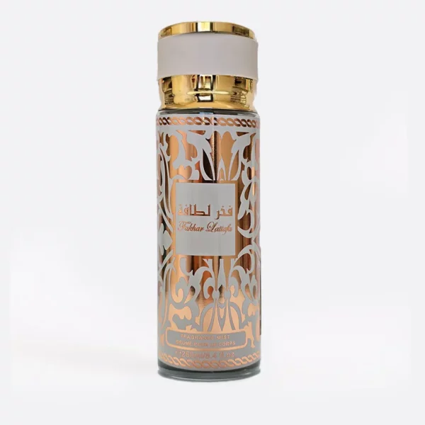 Brume parfumée Fakhar Lattafa inspirée de Fakhar Rose dans un décor lumineux