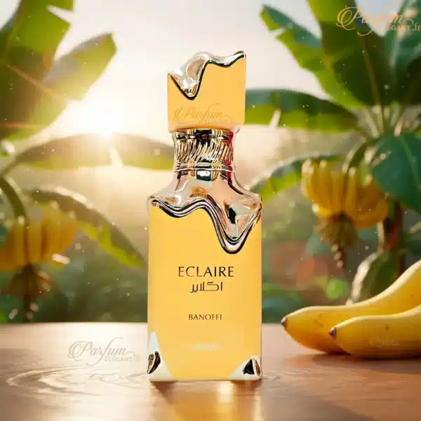 Flacon Eclaire Banoffi posé devant un décor tropical et bananiers, parfum gourmand sucré féminin.