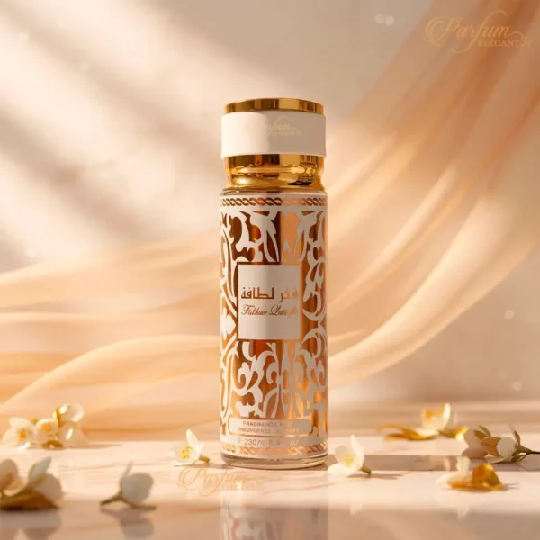 Brume Fakhar Lattafa 250 ml posée dans un décor crème et doré avec fleurs blanches