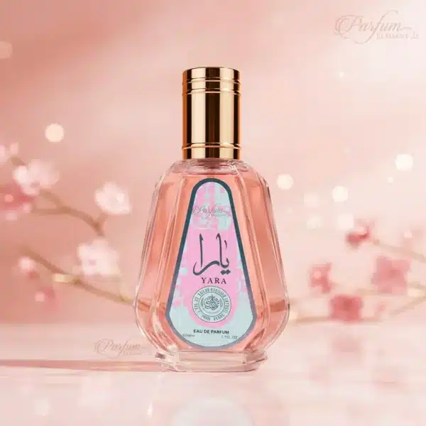 Flacon du parfum Yara posé sur un fond rose pastel avec fleurs en arrière-plan