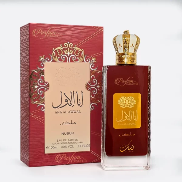 Flacon du parfum Ana Al Awwal Nusuk dans une ambiance orientale chaleureuse avec décor traditionnel, illustrant une fragrance profonde