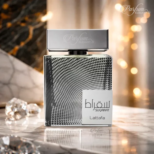 Flacon du parfum Suqraat Lattafa posé sur un décor élégant avec effet marbre et lumière douce, illustrant une fragrance masculine raffinée