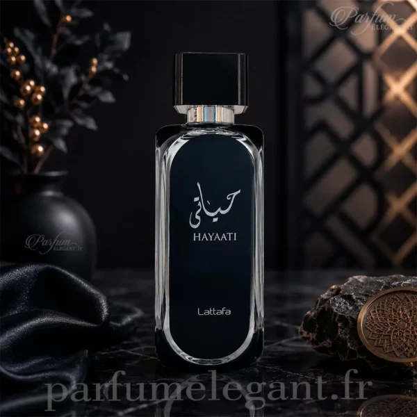 hayaati-lattafa-parfum-oriental-homme-ambiance Flacon du parfum Hayaati de Lattafa dans une ambiance orientale sombre et élégante