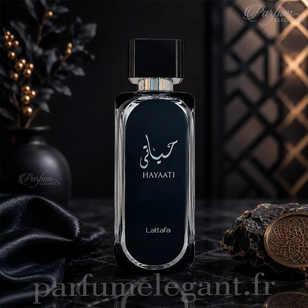 Hayaati – Lattafa – Parfum Oriental Homme 2 Flacon du parfum Hayaati de Lattafa dans une ambiance orientale sombre et élégante