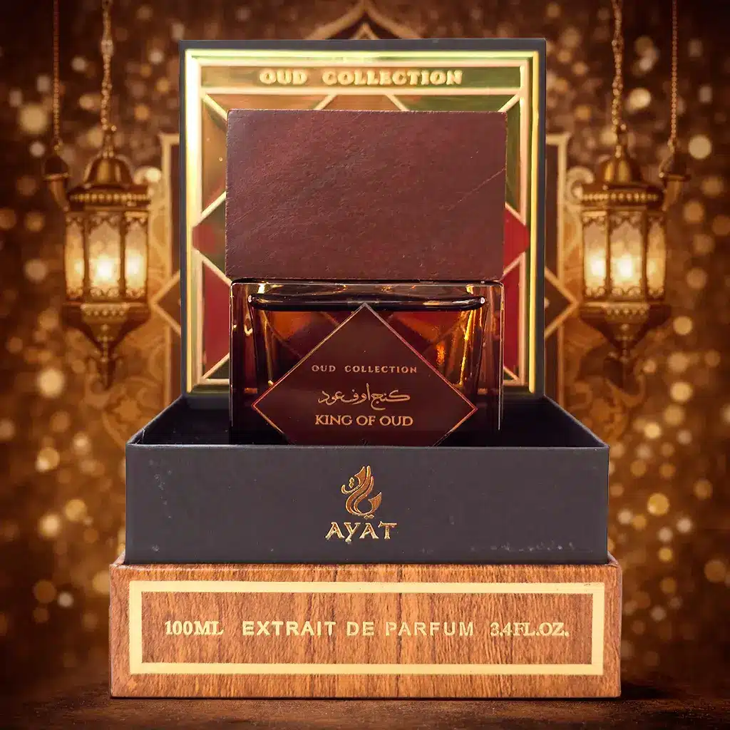King Of Oud Ayat – Extrait de Parfum Oud Intense & Oriental 100ml 3 Présentation du coffret ouvert King Of Oud by Ayat mettant en valeur son design premium et son univers oriental luxueux. Une fragrance oud raffinée idéale pour les amateurs de parfums Dubaï sophistiqués.