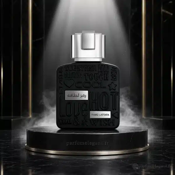 Ramz Lattafa Silver Eau de Parfum Homme Flacon Ramz Lattafa Silver de Lattafa présenté sur un socle noir, Eau de Parfum pour homme aux notes aromatiques, épicées et boisées.