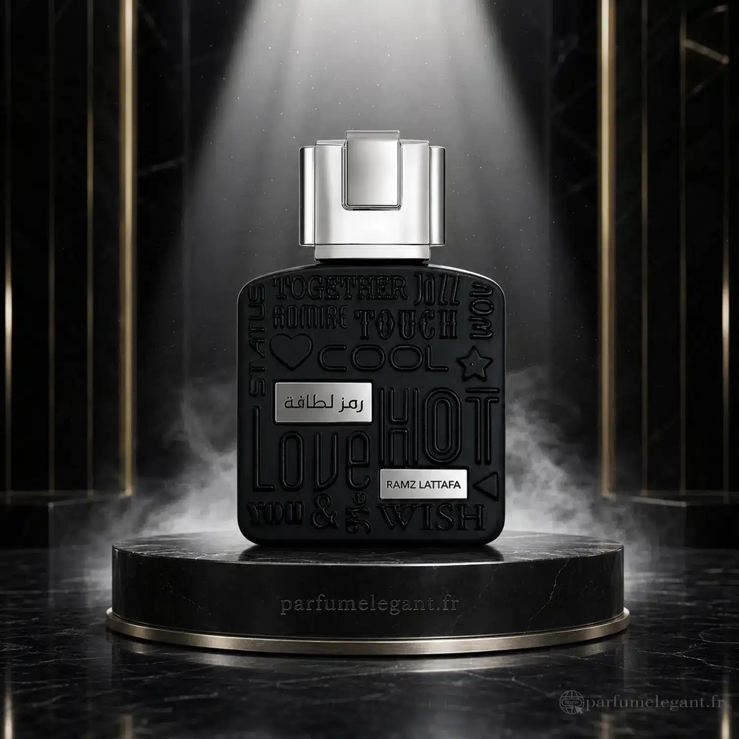 Ramz Lattafa Silver Eau de Parfum Homme 100 ml 2 Flacon Ramz Lattafa Silver de Lattafa présenté sur un socle noir, Eau de Parfum pour homme aux notes aromatiques, épicées et boisées.