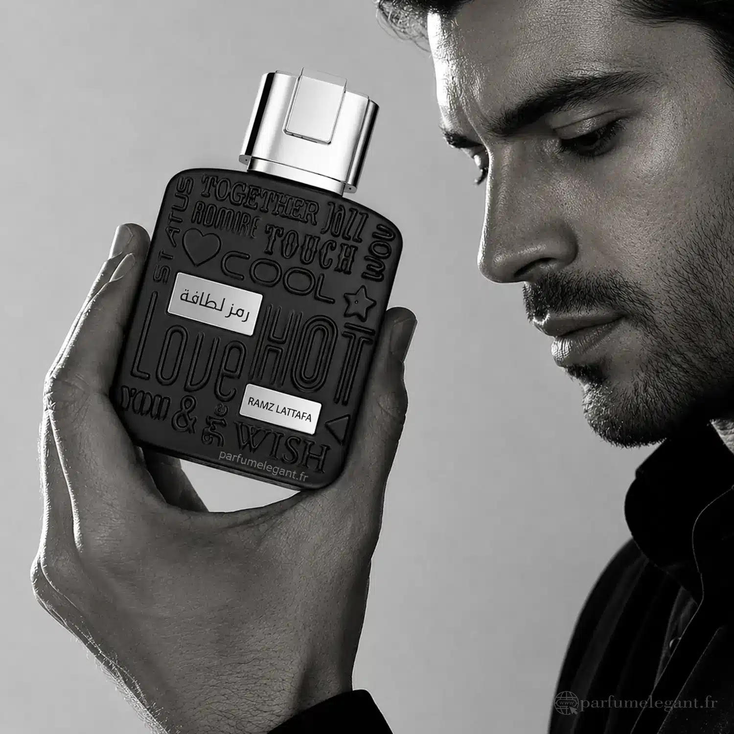 Ramz Lattafa Silver Eau de Parfum Homme 100 ml 3 Homme tenant le parfum Ramz Lattafa Silver de Lattafa, Eau de Parfum masculine au style élégant et moderne.