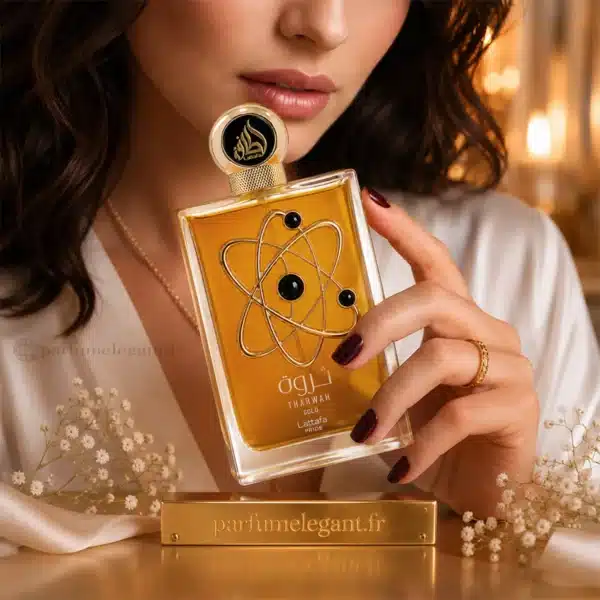Tharwah Gold Lattafa porté par une femme Une femme tient le parfum Tharwah Gold Lattafa Pride mettant en valeur son élégance et son univers floral vanillé.