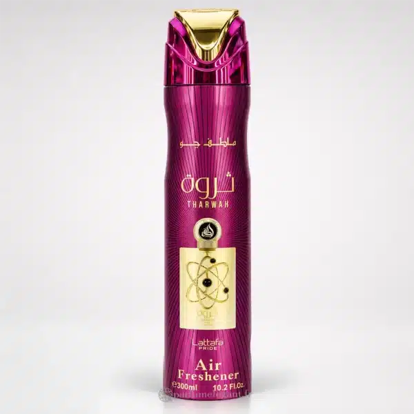 Parfum Élégant – Parfums Dubaï & Orientaux | Dupes Luxe à Prix Abordables en Boutique & en Ligne 15 Spray d'ambiance Tharwah Lattafa Pride Air Freshener 300 ml, aérosol rose fuchsia métallisé avec bouchon rose et doré, inscriptions arabes et motif de flacon doré.